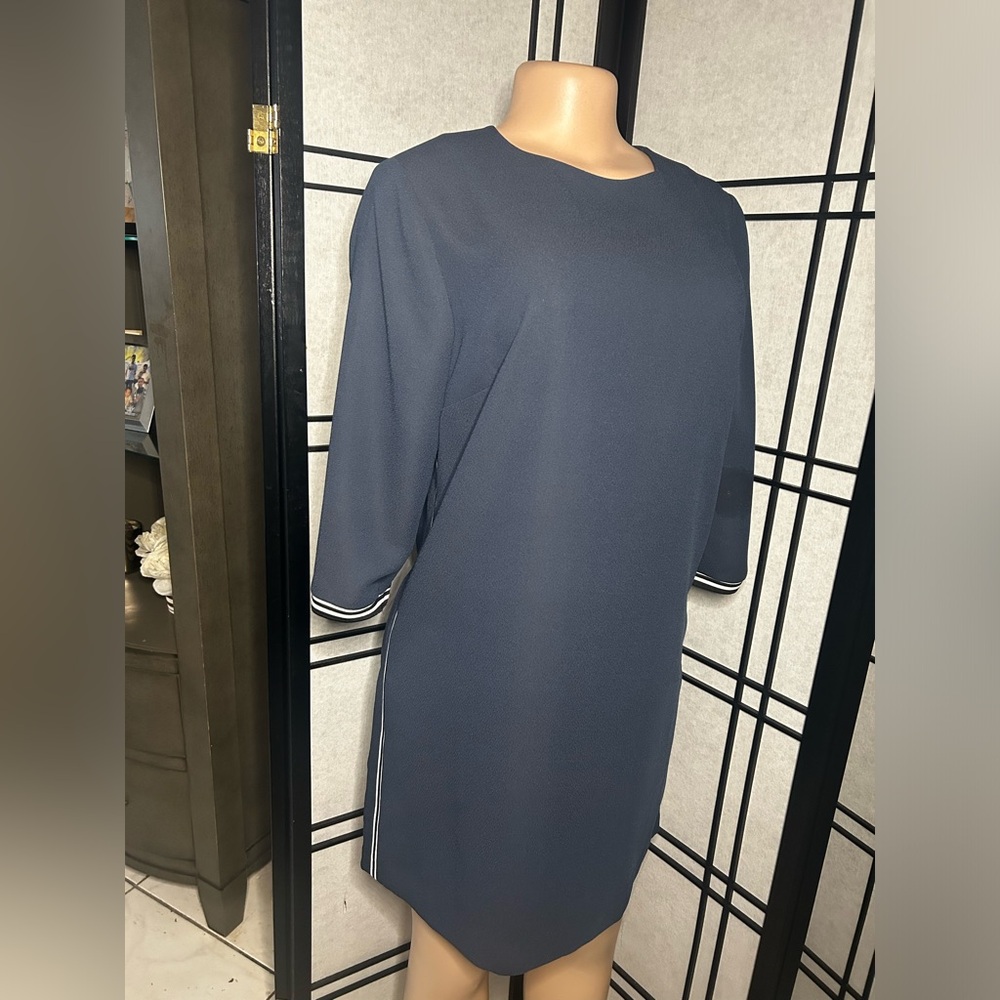 Women’s Midi dress by Banana Republic in a size 10. Dark blue/white color